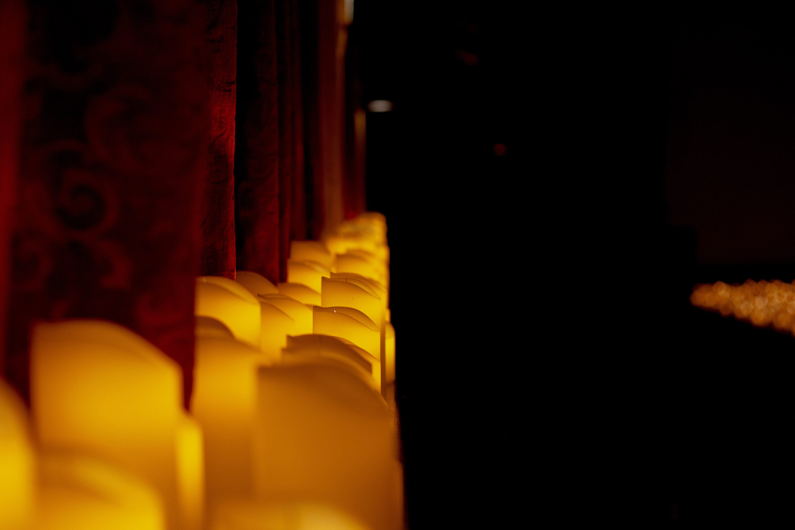 Candles line the Palace Theatre’s walkways, guiding guests to their seats. The space was home to a hearth-like, orange glow.
