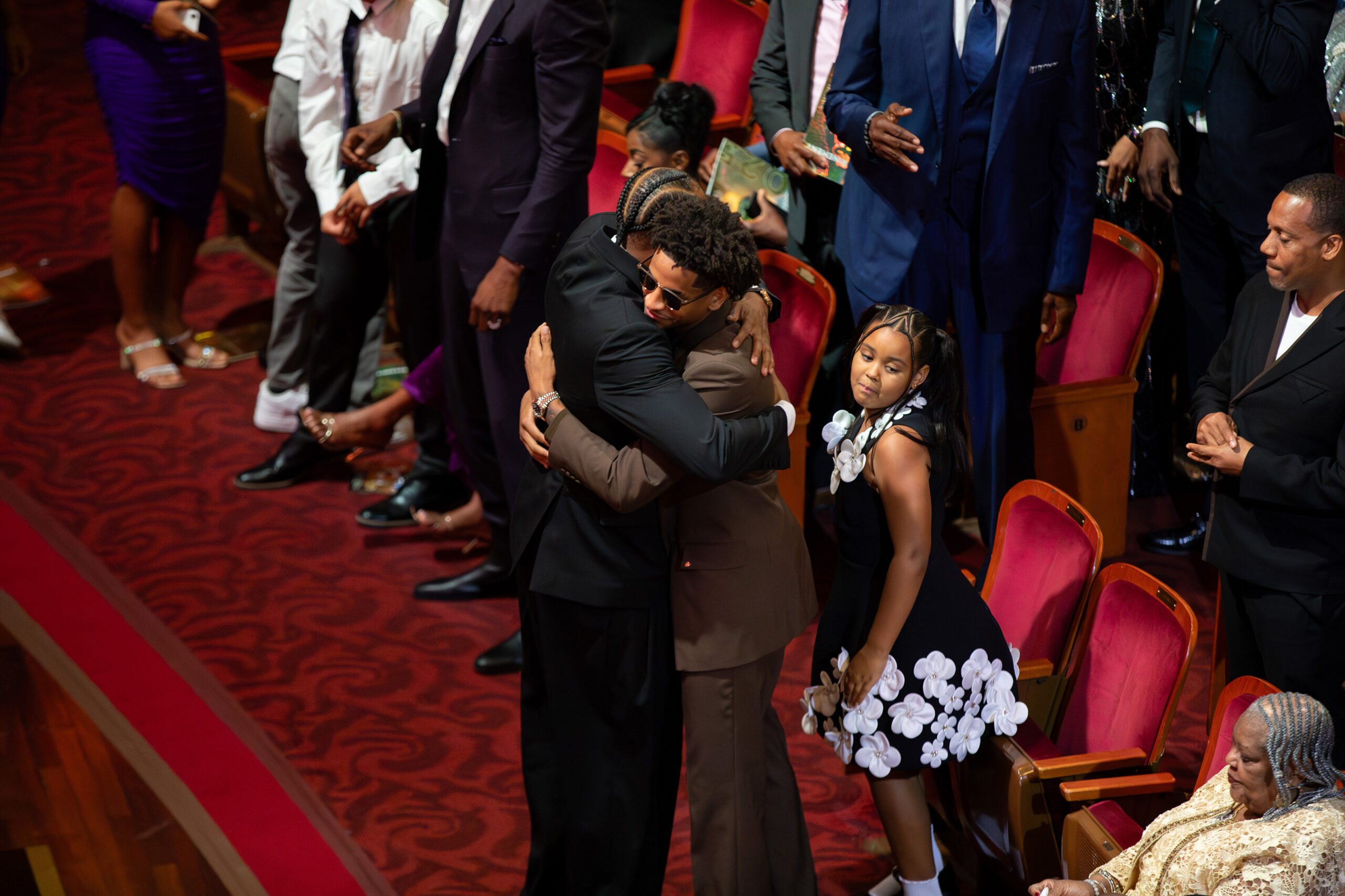 After delivering his speech, Anthony hugs his son, Kiyan. Following Anthony’s dominance with Syracuse from 2002-03, Kiyan will look to follow in his father’s footsteps as the start of his freshman season at SU begins in under two months. 