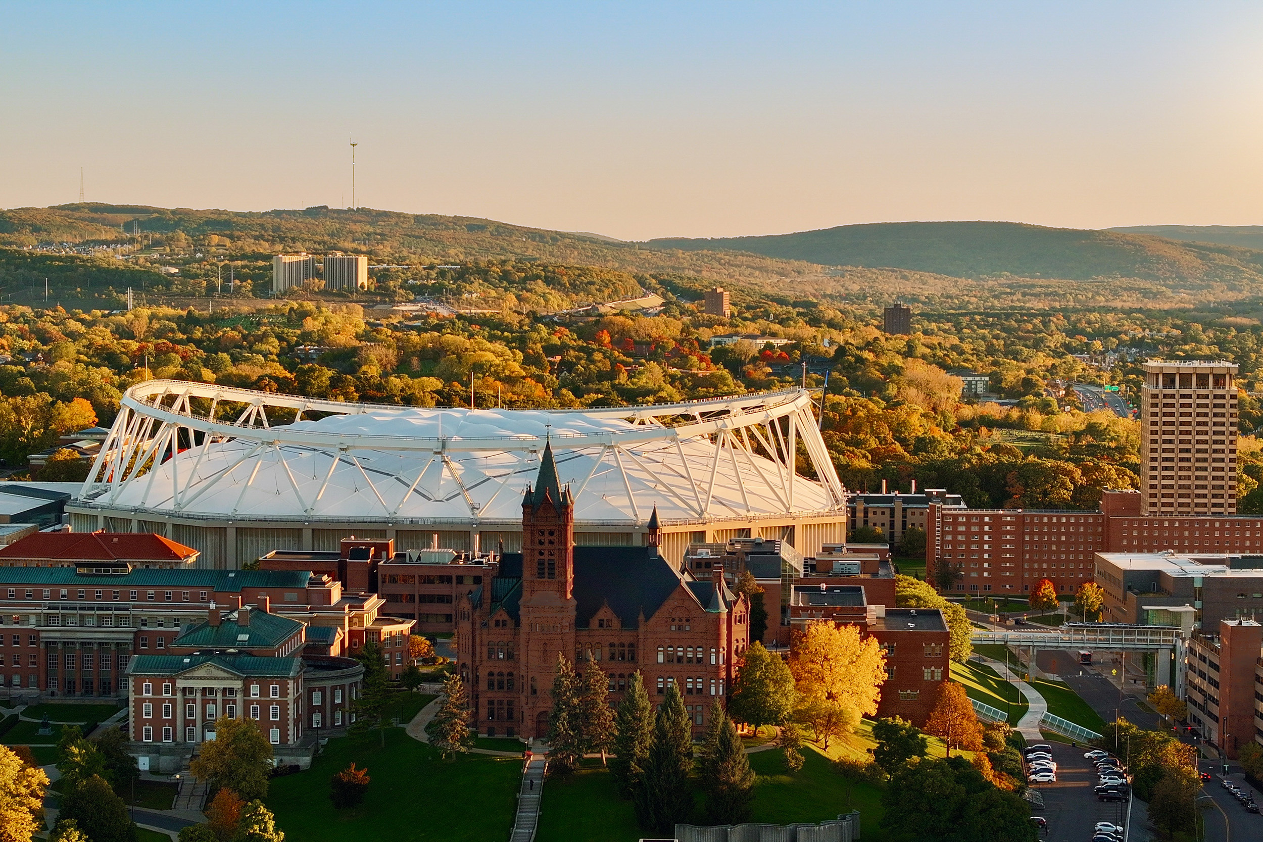 The Syracuse - We Are ITC Valedictorian ThanhThao Nguyen will be attending Syracuse  University, where she plans to study Biomedical Engineering. She really  enjoyed the challenge of her senior year Physics class, image size:2500x1667