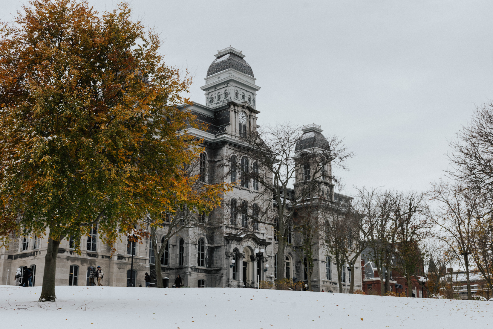 The snowy season starts with a light layer of snow covering SU’s campus and turning it into a winter wonderland. Some leaves of yellow, orange and red had not yet fallen. 