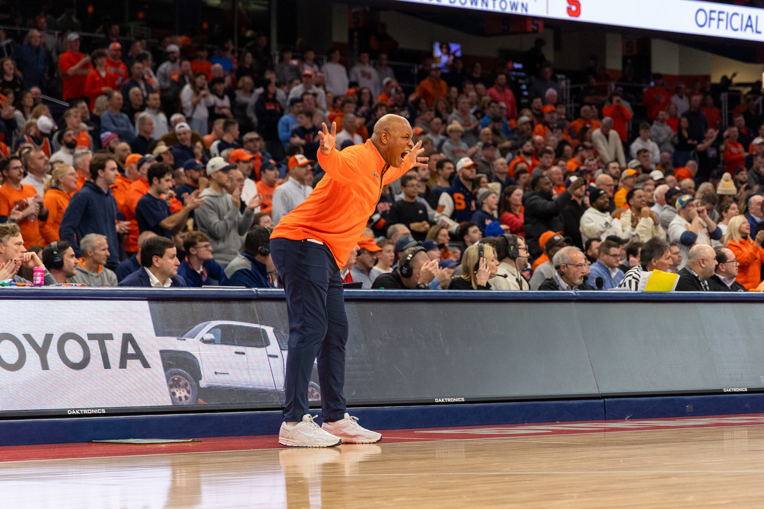 During Syracuse’s ACC/SEC Challenge matchup with Tennessee, SU head coach Adrian Autry yells at his team after Starling’s pull-up jumper put them up four with two minutes remaining. After Tuesday’s victory, Autry is now 4-20 in Quad 1 games as the Orange’s leader.