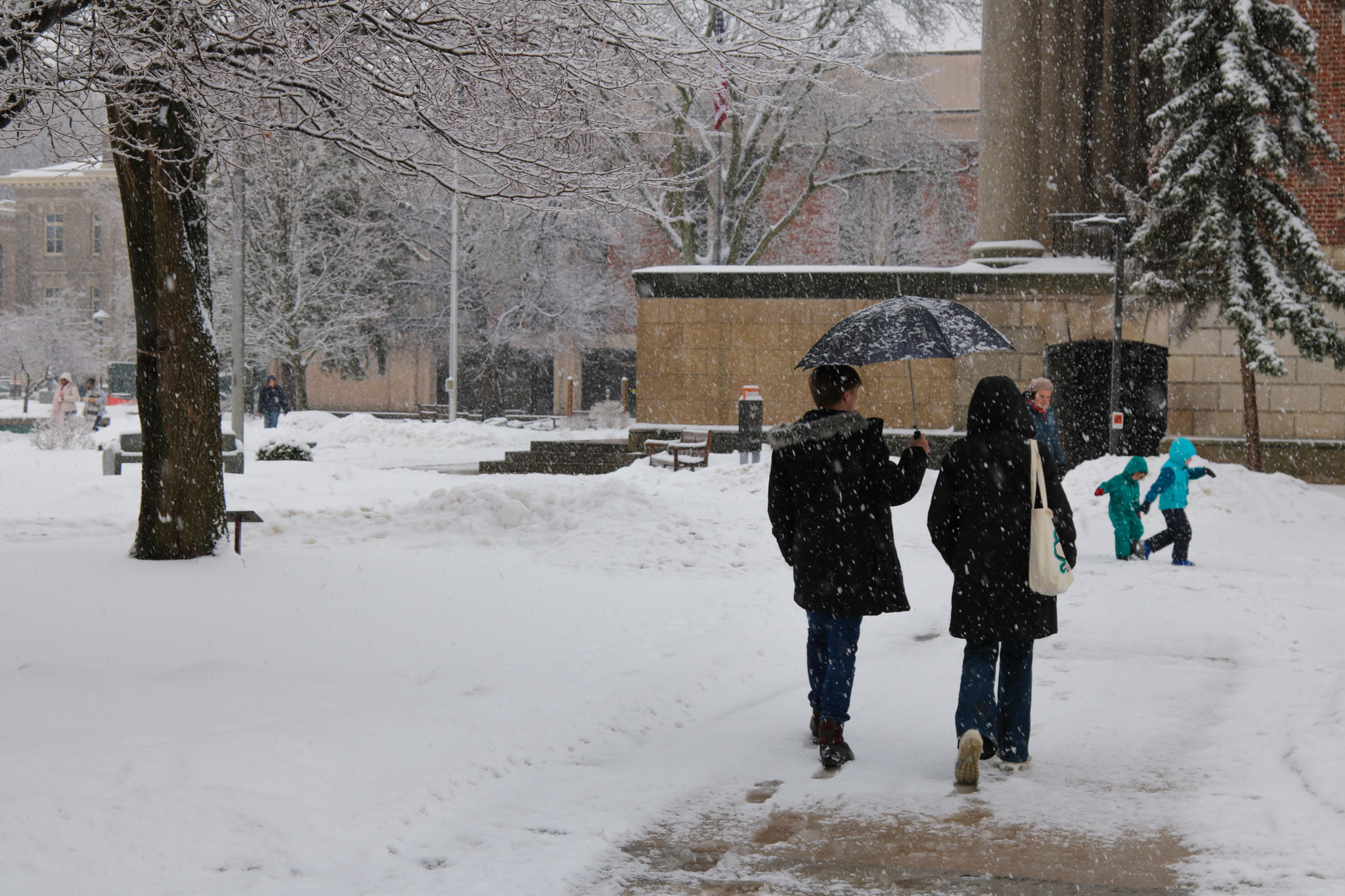 How to stay safe, protect your space during Syracuse’s snowstorm